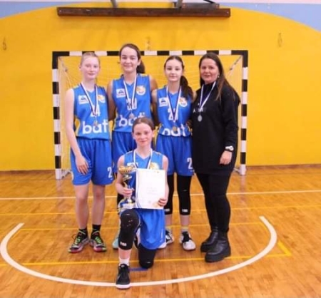 Srebrny medal w finale wojewódzkim 51 Igrzysk Dzieci w koszykówce dziewcząt 3 x 3 .