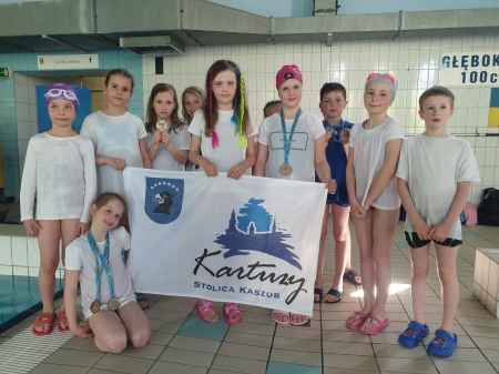Pierwsze zawody młodych pływaków GKS CARTUSIA i pierwsze medale