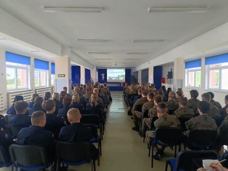 WYJĄTKOWI GOŚCIE W II LO W KARTUZACH – WIZYTA PRZEDSTAWICIELI GROM